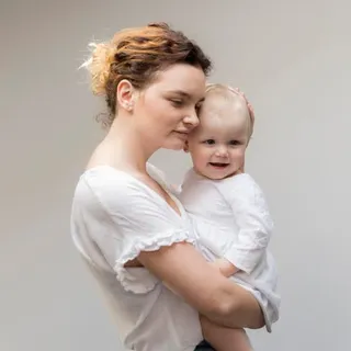 Mutter hält ihr Baby auf dem Arm